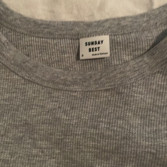 Grey long sleeved Aritizia shirt - Picture 3 of 8